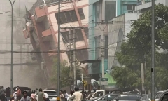 Clip: Loạt tòa nhà cao tầng tại Myanmar sụp đổ trong tích tắc, bụi tung mù mịt, người dân hoảng loạn bỏ chạy