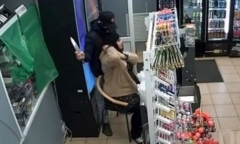 Clip: Xin lỗi trước khi ra tay, tên cướp khiến nhiều người khó hiểu
