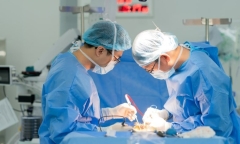 Hỏng ba đốt sống cổ do sử dụng điện thoại hơn 8 giờ mỗi ngày