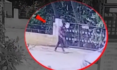 Camera ghi cận cảnh người đàn ông ở Ấn Độ bắt cóc bé gái trước khi thực hiện hành vi gây phẫn nộ ở nhà kho