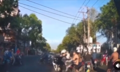 Clip: Nam thanh niên đi xe máy đánh tới tấp người đàn ông sau va chạm giao thông