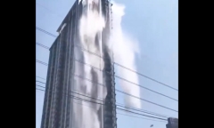 Clip: Nước từ bể bơi trên tòa nhà cao tầng ở Thái Lan chảy ào ào như thác đổ do động đất