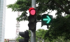 Gặp đèn đỏ kèm mũi tên xanh, cần làm gì?