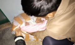 Bé gái sơ sinh bị bỏ rơi ở hành lang bệnh viện kèm lời nhắn 