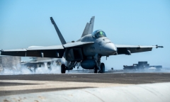 Tiêm kích Mỹ F/A-18 bất ngờ bị hất văng xuống biển