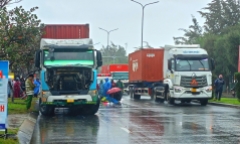 Tin tức tai nạn giao thông mới nhất ngày 25/2: Ô tô tông vào xe đầu kéo, 2 người thương vong