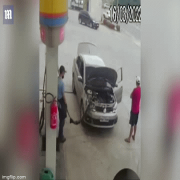Video: Ô tô bất ngờ phát nổ kinh hoàng trong lúc đổ xăng