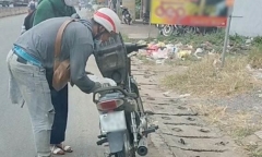 Clip nữ sinh được thanh niên khuyết tật tặng xăng khi đang dắt bộ xe máy gây sốt mạng
