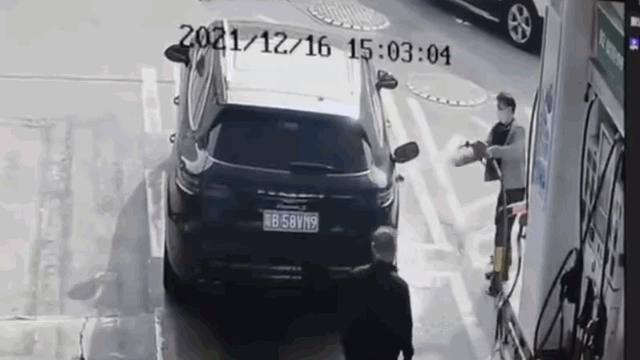 Video: Châm lửa khi đang đổ xăng, siêu xe Porsche cháy dữ dội