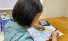 Bé gái 8 tuổi bất ngờ bị đột quỵ sau khi tắm xong