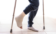 Khi đàn ông đánh ghen: Thấy vợ nói chuyện với trai lạ giữa đêm, chồng đánh gãy chân 