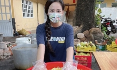Mai Phương Thúy diện trang phục đáng yêu, đi ủng hộ bác sĩ tuyến đầu chống dịch