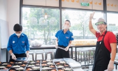 Á hậu Huyền My tham gia chuẩn bị bữa cơm nghĩa tình mùa dịch