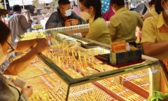 Sau chuỗi ngày tăng mạnh, giá vàng trong nước rơi thẳng đứng