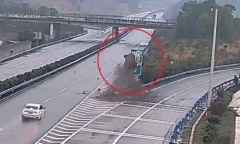 Clip: Tài xế ngủ gật khi lái xe, ô tô bay lên không trung sau cú đâm kinh hoàng vào lan can 