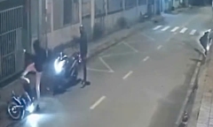 Clip: Nhóm đối tượng ép ngã xe máy một nam thanh niên rồi lao vào hành hung