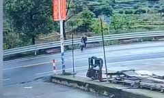 Kinh hoàng khoảnh khắc bé trai bị xe tải tông trúng khi đang chạy sang đường