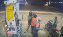 Clip: Nhân viên trạm xăng bị 4 đối tượng dùng vũ khí đe dọa, cướp túi tiền