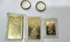 Nam thanh niên bỏ quên 3 miếng kim loại ghi 