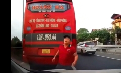 Clip: Tài xế xe khách dừng giữa quốc lộ, chặn ô tô con vì xin vượt không thành