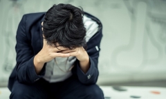 Nữ ca sĩ trẻ lên cơn đau đẻ, gục ngã xuống sân khấu khi đang biểu diễn