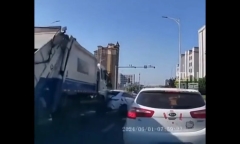 Khoảnh khắc xe tải mất phanh, gây tai nạn liên hoàn trên phố