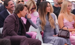 Vợ Beckham gây tranh cãi vì để Tom Cruise hôn tay tại lễ gắn sao trên Đại lộ Danh vọng Hollywood 