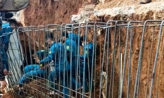 Tin thời sự hôm nay (10/8): Bờ đất cao 3m sạt lở, người đàn ông bị vùi lấp