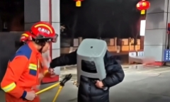 Clip: Làm theo thử thách trên mạng, người đàn ông 