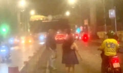 Clip: Nhóm người chửi bới, đập phá taxi đang dừng đèn đỏ ở TP.HCM