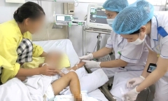 Cháu trai nguy kịch sau khi được bà nội dùng thuốc nam chữa vết mèo cắn