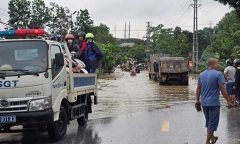 Mưa lớn gây ngập úng sâu 1m, CSGT dùng ô tô chuyên dụng hỗ trợ người dân