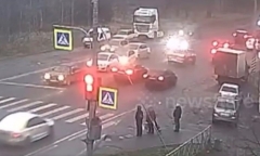 Clip: Khoảnh khắc xe sedan mất lái gây tai nạn liên hoàn tại ngã tư