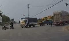 Clip: Khoảnh khắc xe máy “phi như bay”, đâm ngã một người rồi lao vào gầm xe tải