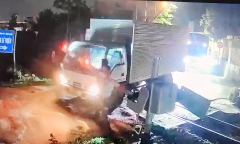 Clip: Xe tải cố tình vượt gác chắn đường sắt, tài xế thoát chết trong gang tấc