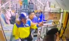 Bắt nam thanh niên mặc áo xe ôm công nghệ hành hung tài xế xe buýt ở Thủ Đức