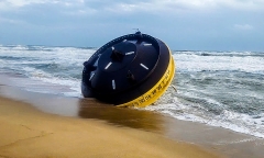 Phát hiện vật thể lạ có chữ China Buoy trôi dạt vào bờ biển Quảng Ngãi