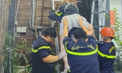 Tin nóng 24h hôm nay ngày 5/4: Cảnh sát dùng dây thang cứu người phụ nữ rơi từ tầng 3 