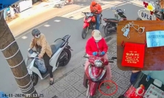 Clip: Đến quán mua cơm, người phụ nữ sơ ý đánh rơi túi vàng