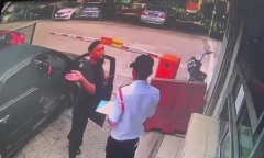 Clip: Nam tài xế ô tô lao tới tát bảo vệ chung cư vì bị ngăn vào bên trong