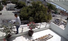 Video: Đang bảo trì máy điều hòa, người đàn ông bị điện giật bốc cháy