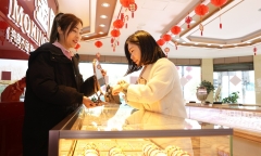 Nhẫn vàng khắc hình trái tim “hút khách” ở Trung Quốc mùa Valentine 