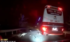 Clip: Xe máy tông trực diện ô tô khách giữa đêm ở Hòa Bình, 2 thanh niên tử vong