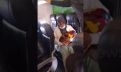 Clip: Mẹ chuyển dạ, sinh con trai trên chuyến bay ở độ cao gần 11.000m