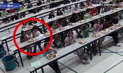 Clip: Pha xử lý nhanh như chớp của cậu bé lớp 3 giúp bạn thoát khỏi nguy hiểm