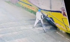 Clip: Người đàn ông đi xe đạp bị bức tường đổ đè tử vong thương tâm