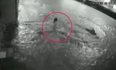 Clip: Chơi đùa trong nước lũ, bé gái bị dòng xoáy hố ga 