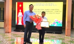 Tuyên dương học sinh dũng cảm cứu bạn thoát khỏi kẻ truy sát trong vụ thảm án tại Đắk Lắk