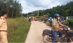 Hai mẹ con tử vong tại chỗ sau khi xe máy va chạm xe lu