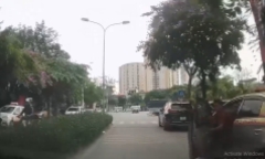 Tài xế mở cửa bất cẩn, suýt gây va chạm nguy hiểm